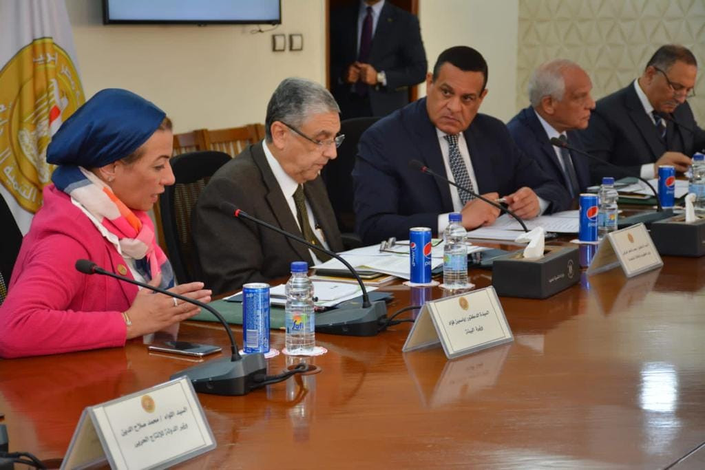 4  وزراء ومحافظ الجيزة