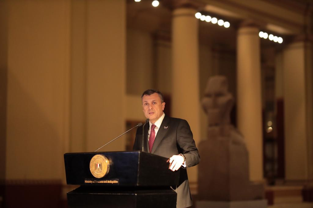 وزير السياحة والأثار