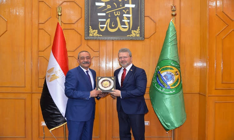 محافظ الإسماعيلية  يقدم درع المحافظة لسفير دولة ليتوانيا