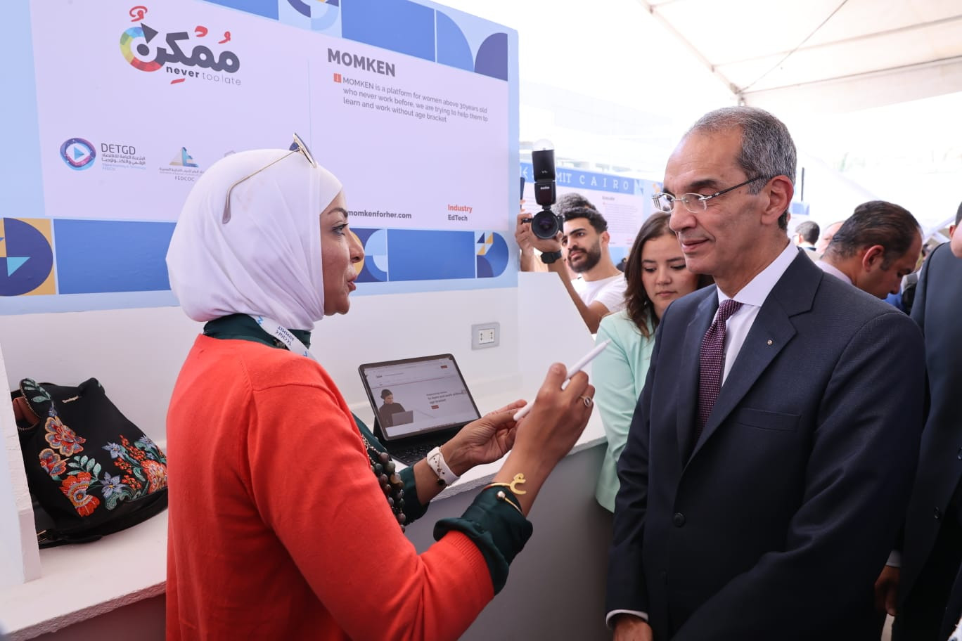 وزير الاتصالات