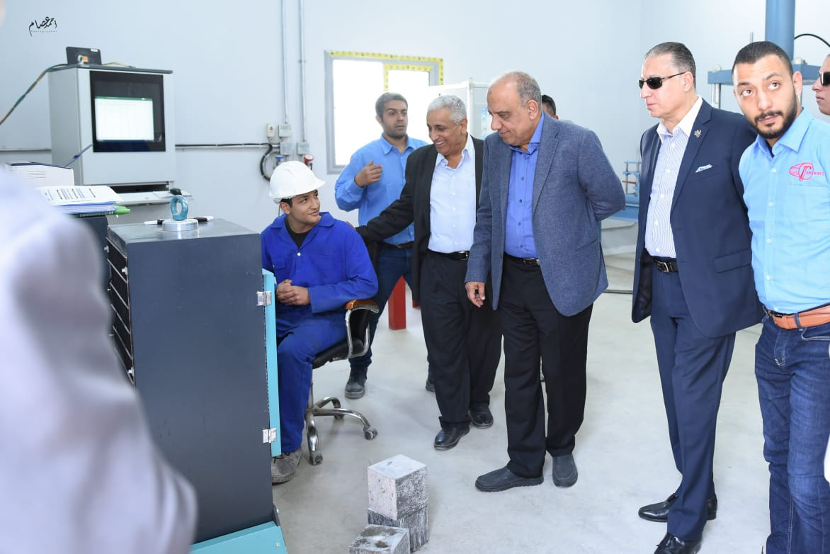 وزير قطاع الأعمال العام يتفقد مصانع فلنكات القطار السريع