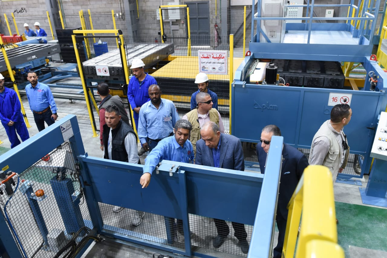 وزير قطاع الأعمال العام يتفقد مصانع فلنكات القطار السريع