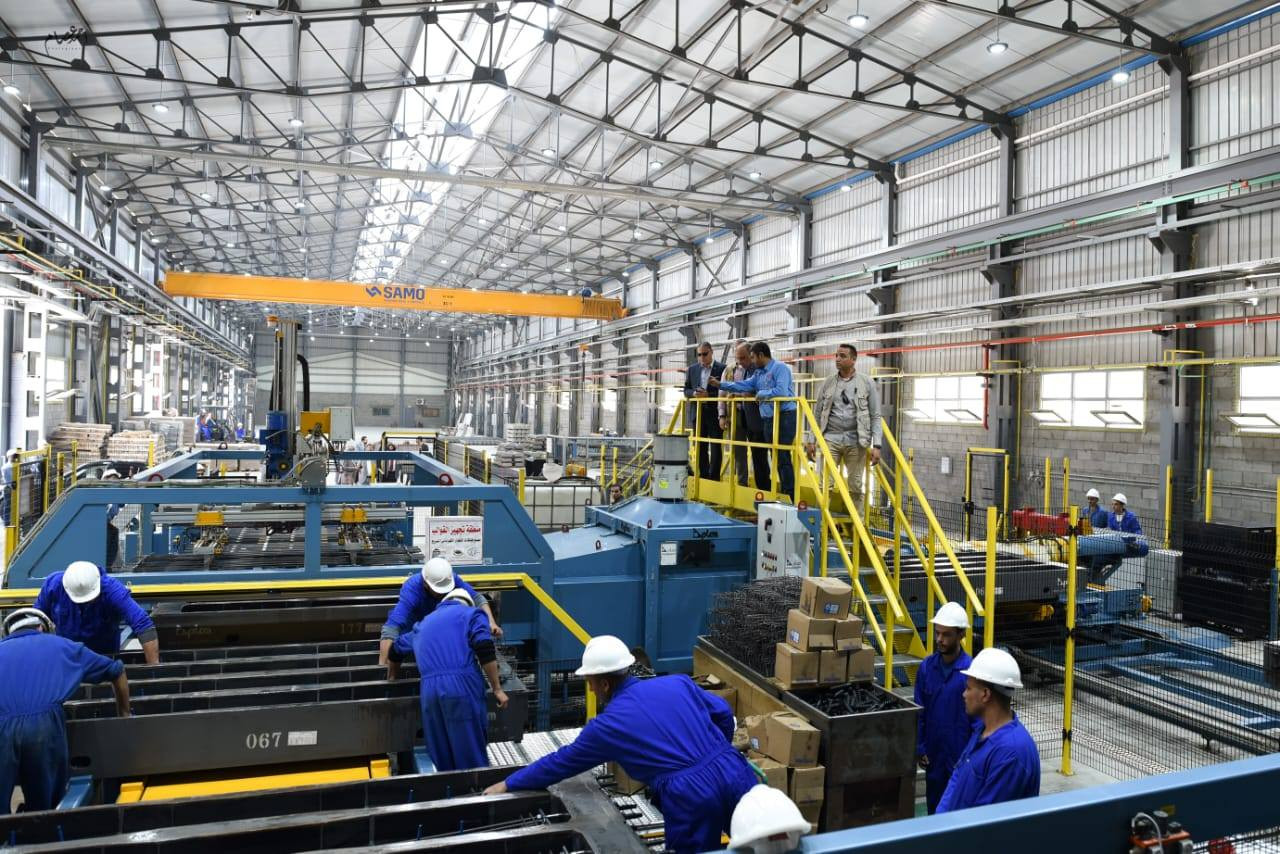 وزير قطاع الأعمال العام يتفقد مصانع فلنكات القطار السريع