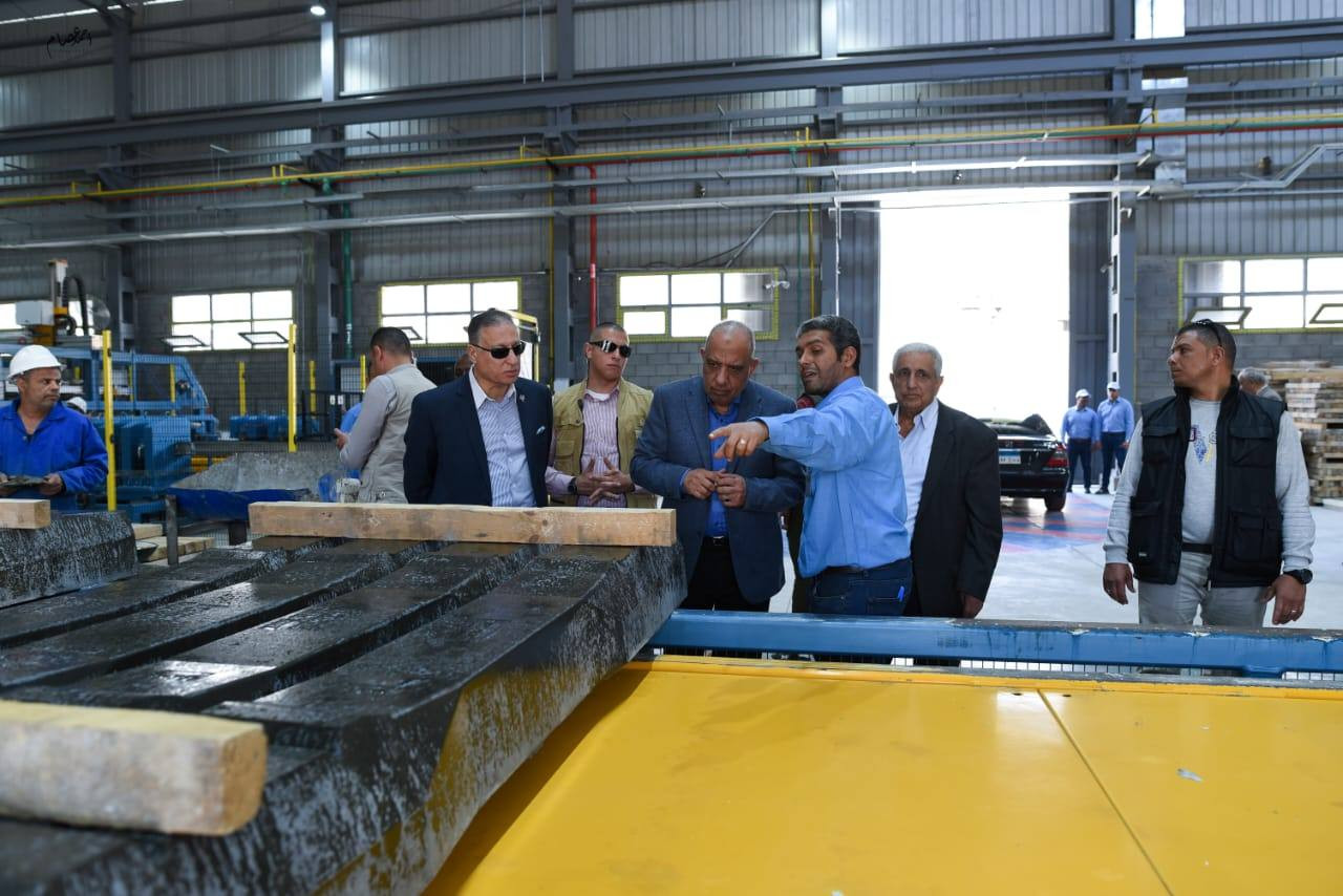 وزير قطاع الأعمال العام يتفقد مصانع فلنكات القطار السريع