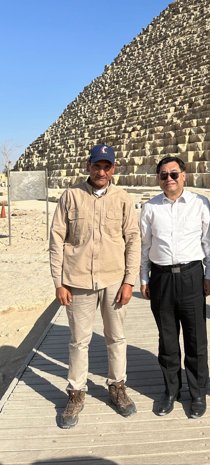 وزير الثقافة والسياحة الصيني يزور الأهرامات