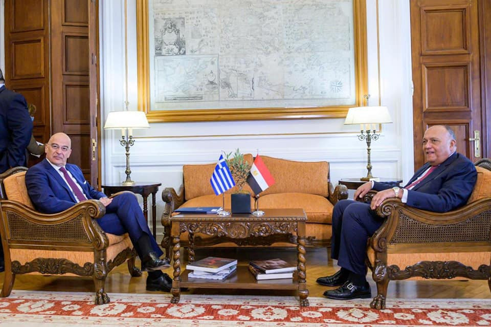 وزير الخارجية يجري مباحثات مع وزير خارجية اليونان