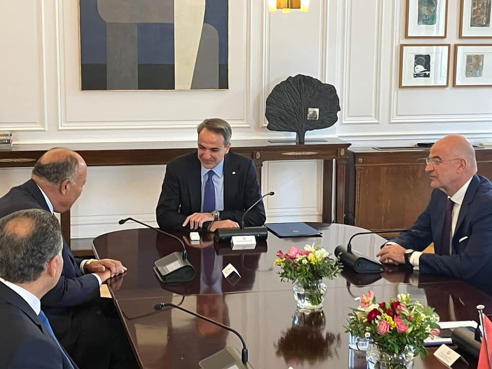 وزير الخارجية يجري مباحثات مع وزير خارجية اليونان