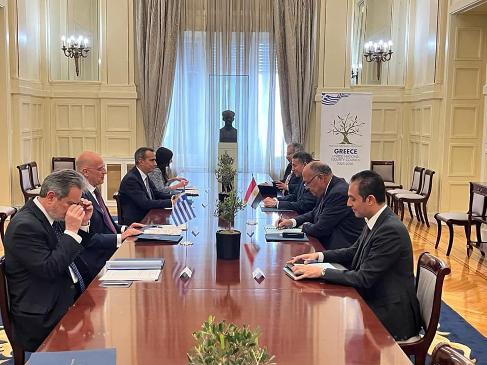 وزير الخارجية يجري مباحثات مع وزير خارجية اليونان