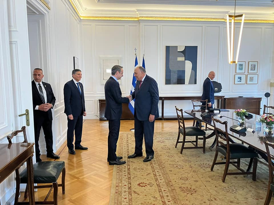 وزير الخارجية يجري مباحثات مع وزير خارجية اليونان