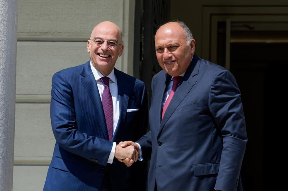 وزير الخارجية يجري مباحثات مع وزير خارجية اليونان