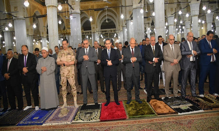 محافظ الغربية يؤدي صلاة العيد بالسيد البدوي ويوزع هدايا الرئيس