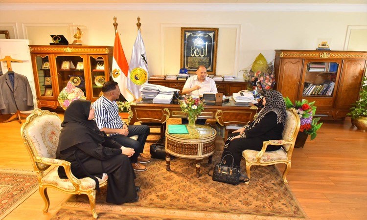 بالصور&hellip;محافظ أسيوط يسلم هدية الرئيس شيكًا بمبلغ 50 ألف جنيه للأم المثا