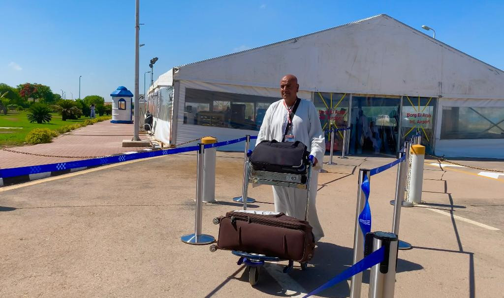 حجاج بمطار برج العرب