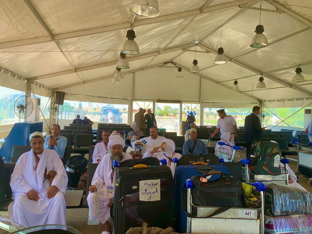حجاج بمطار برج العرب