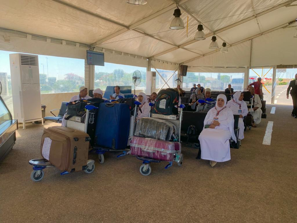 حجاج بمطار برج العرب