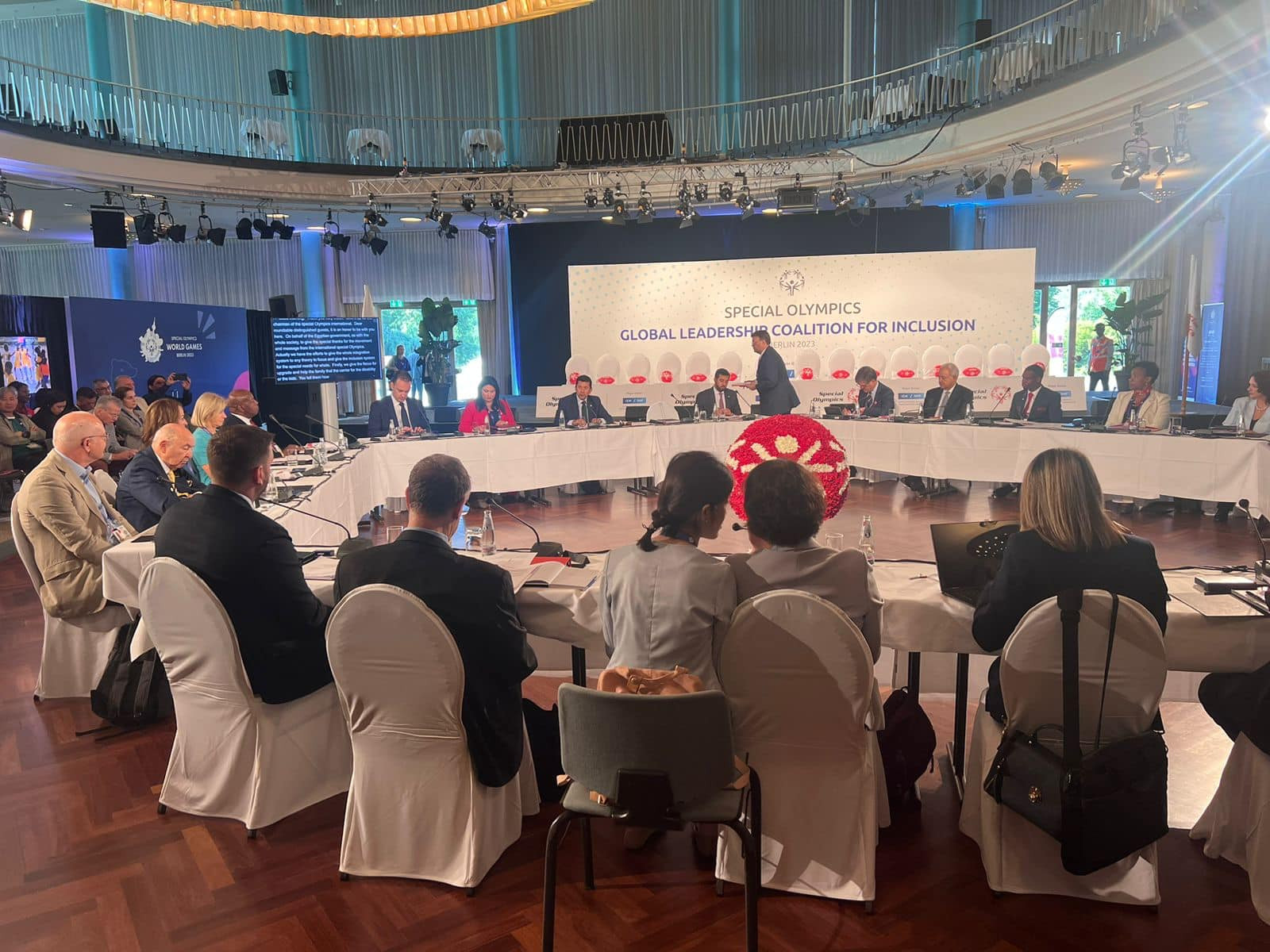 صبحي  يشهد اجتماع المؤسسيين للألعاب العالمية للأولمبياد الخاص