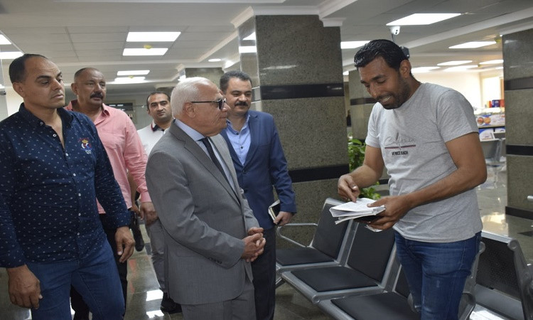 محافظ بورسعيد يتفقد سير العمل بالمجمع الاسترشادي المطور بمجمع المصالح