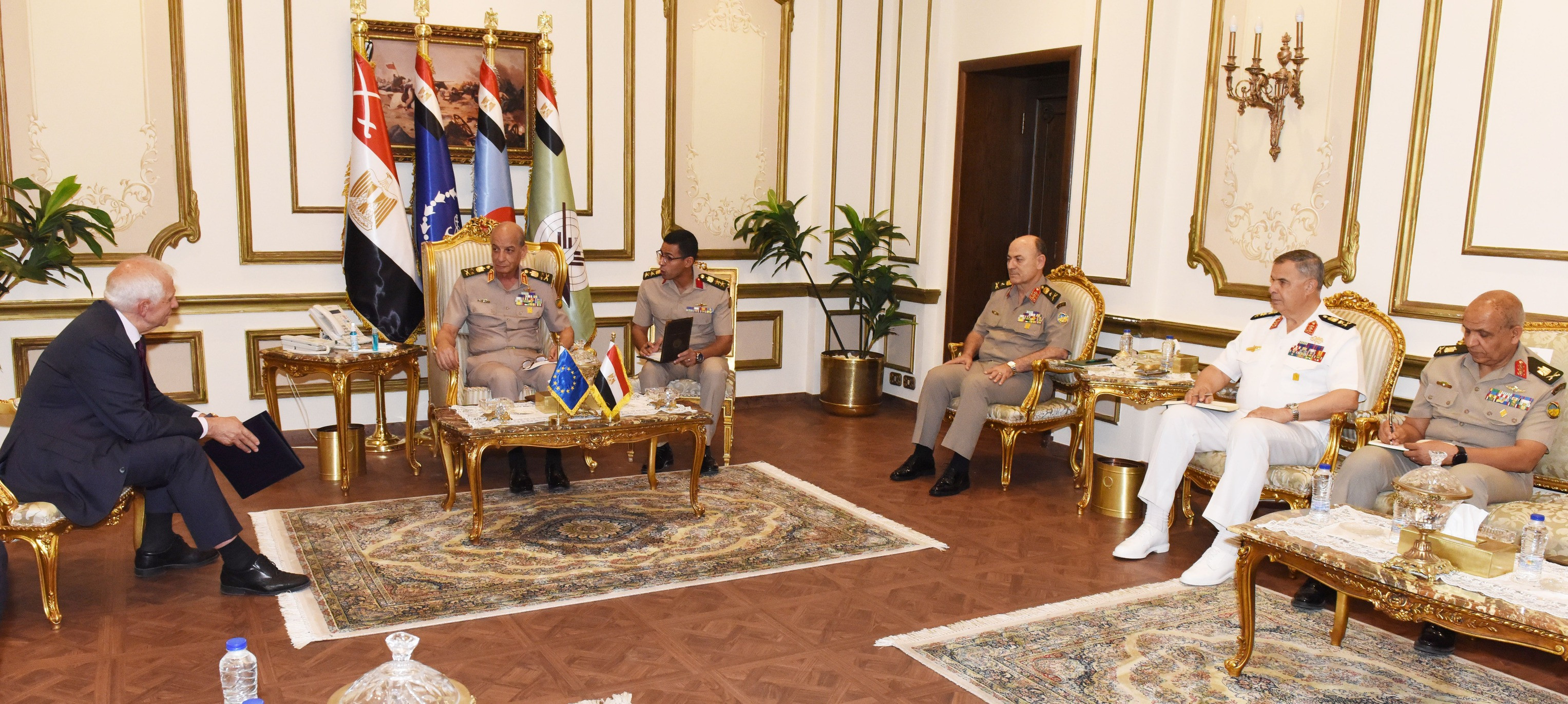 وزير الدفاع يلتقي الممثل الأعلى للسياسة الخارجية بالاتحاد الأوروبي