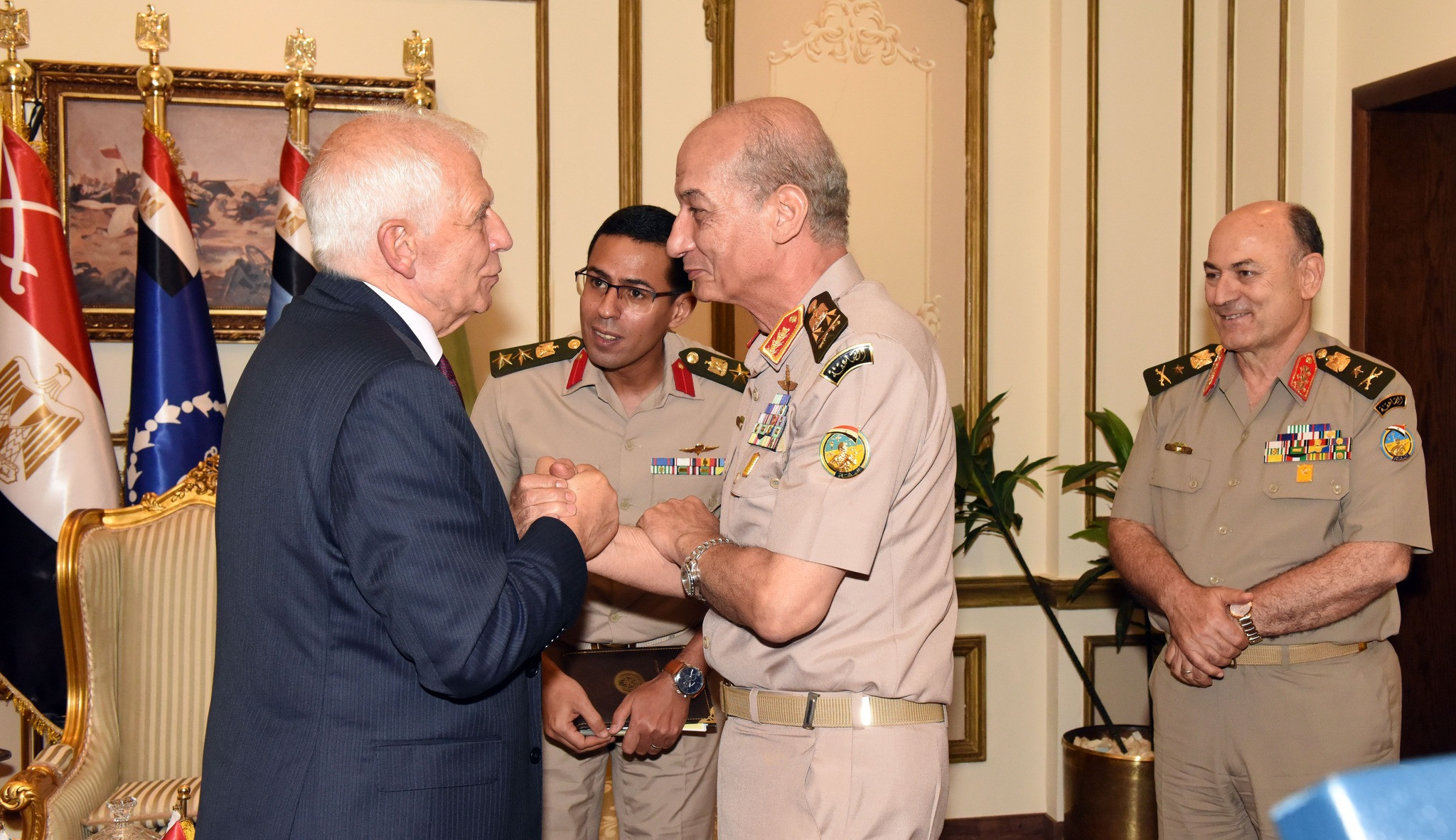 وزير الدفاع يلتقي الممثل الأعلى للسياسة الخارجية بالاتحاد الأوروبي