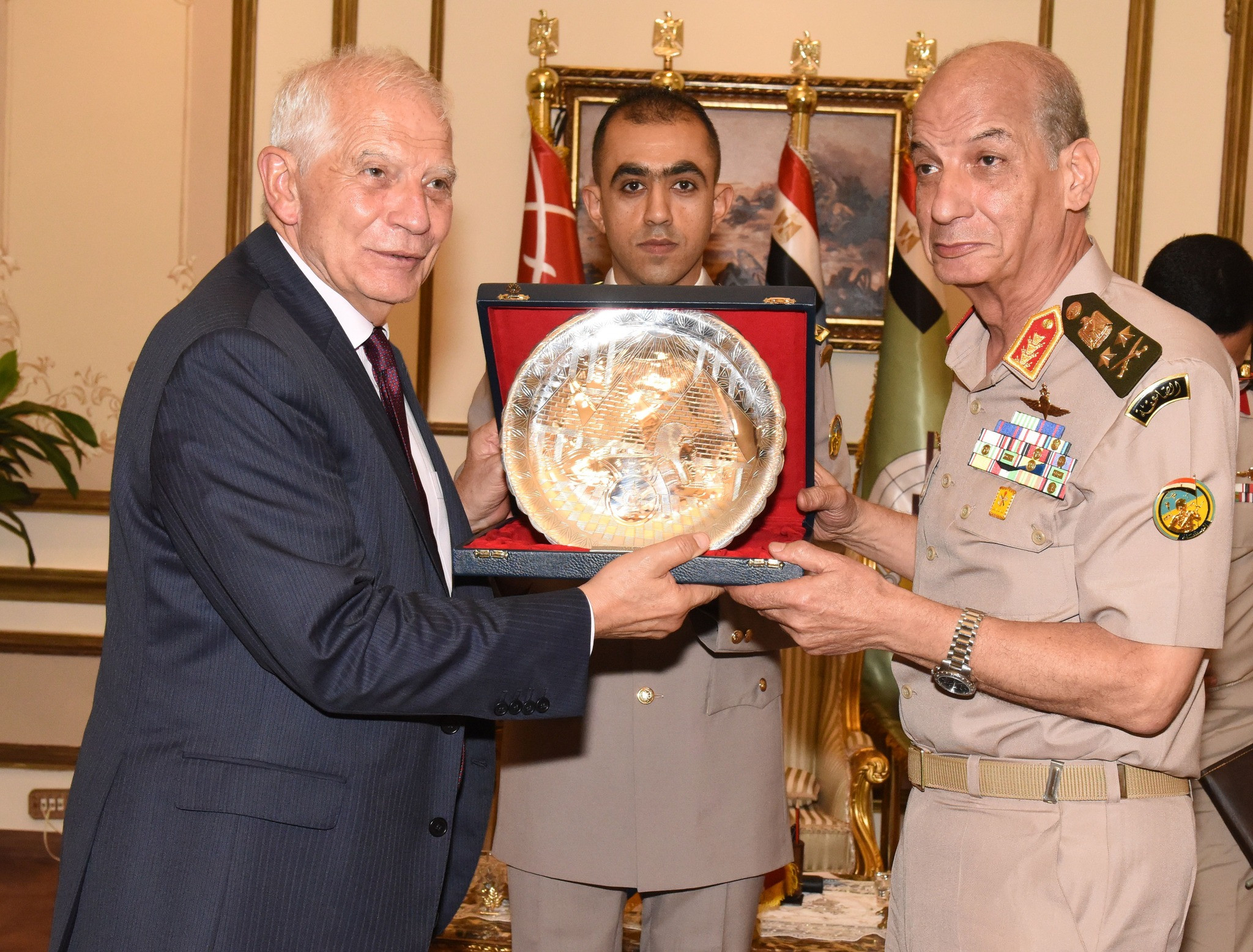 وزير الدفاع يلتقي الممثل الأعلى للسياسة الخارجية بالاتحاد الأوروبي