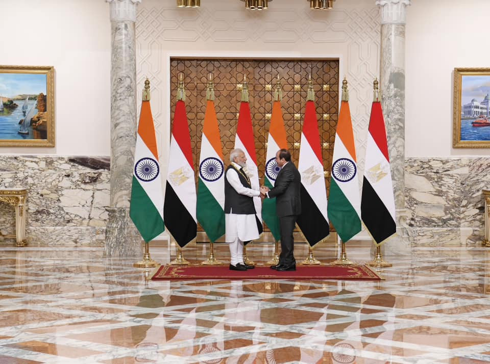 الرئيس يقلد رئيس الوزراء الهندي بقلادة النيل