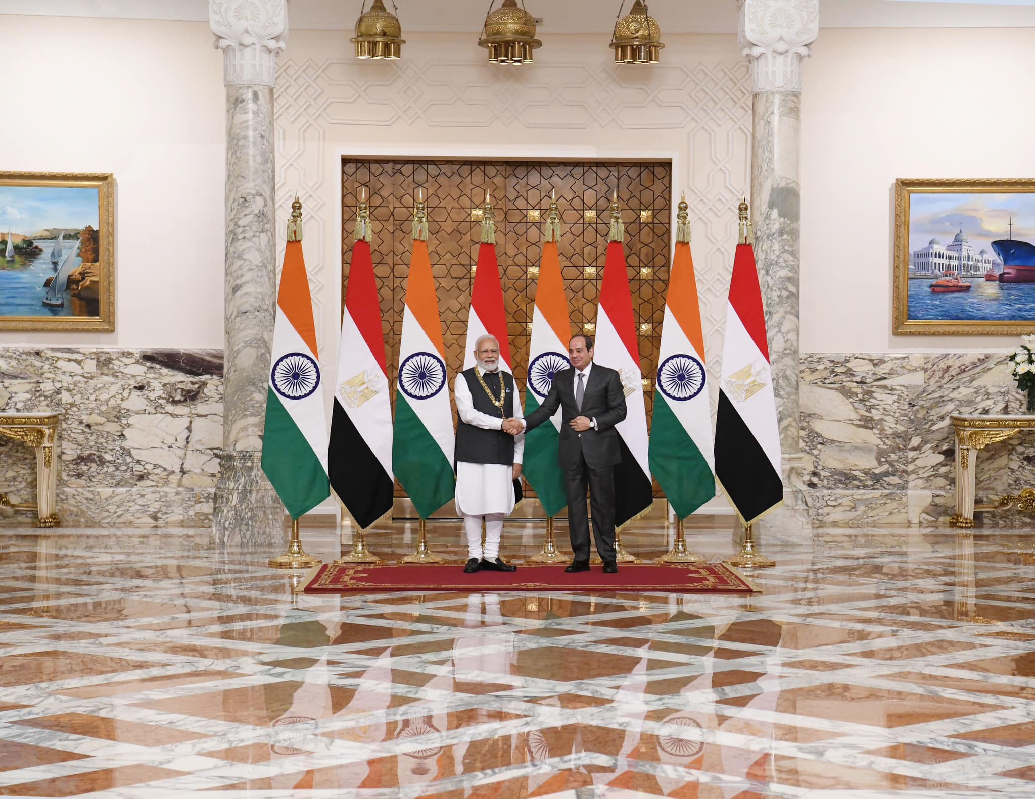 الرئيس يقلد رئيس الوزراء الهندي بقلادة النيل