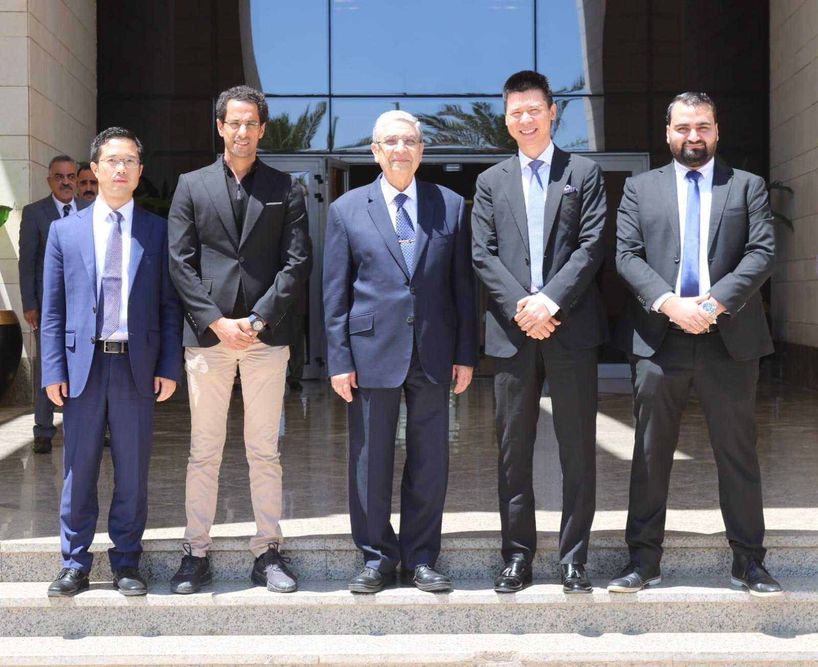 وزير الكهرباء والطاقة المتجددة يستقبل رئيس شركة Longi الصينية
