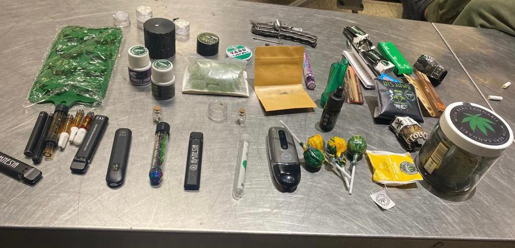 راكب بحوزته نبات وزيوت وبذور ماريجوانا