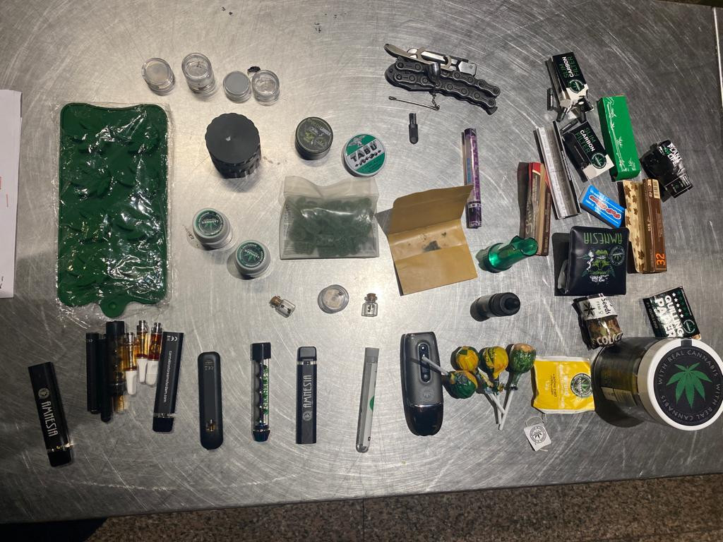 راكب بحوزته نبات وزيوت وبذور ماريجوانا