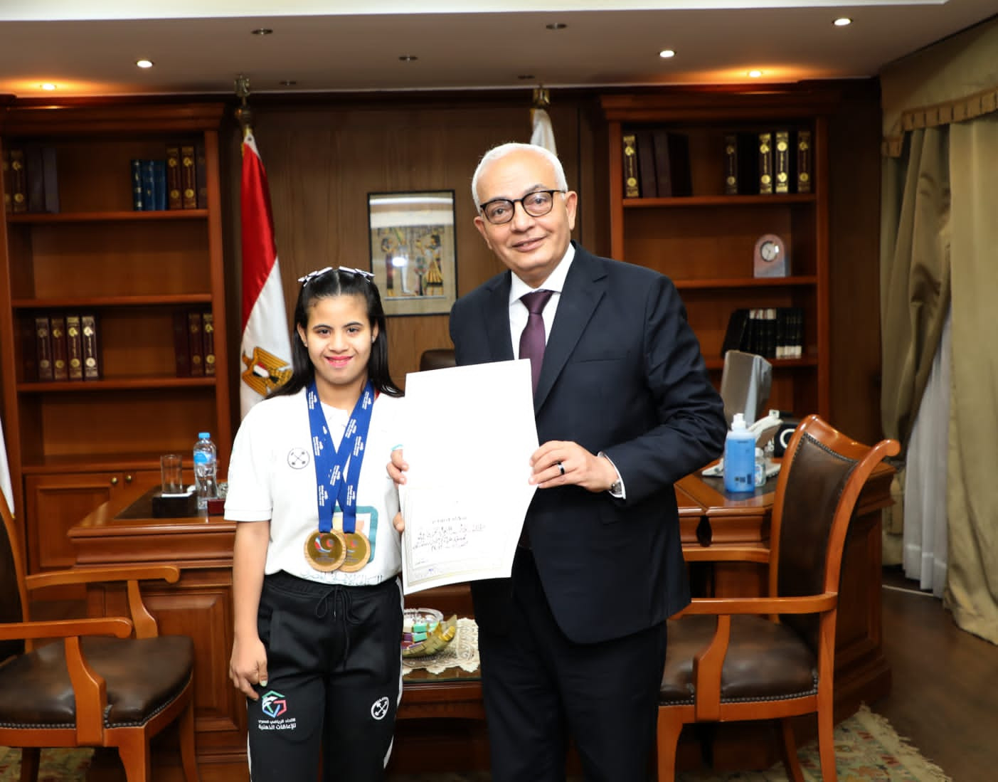 وزير التعليم يكرم أسرع عداءة 