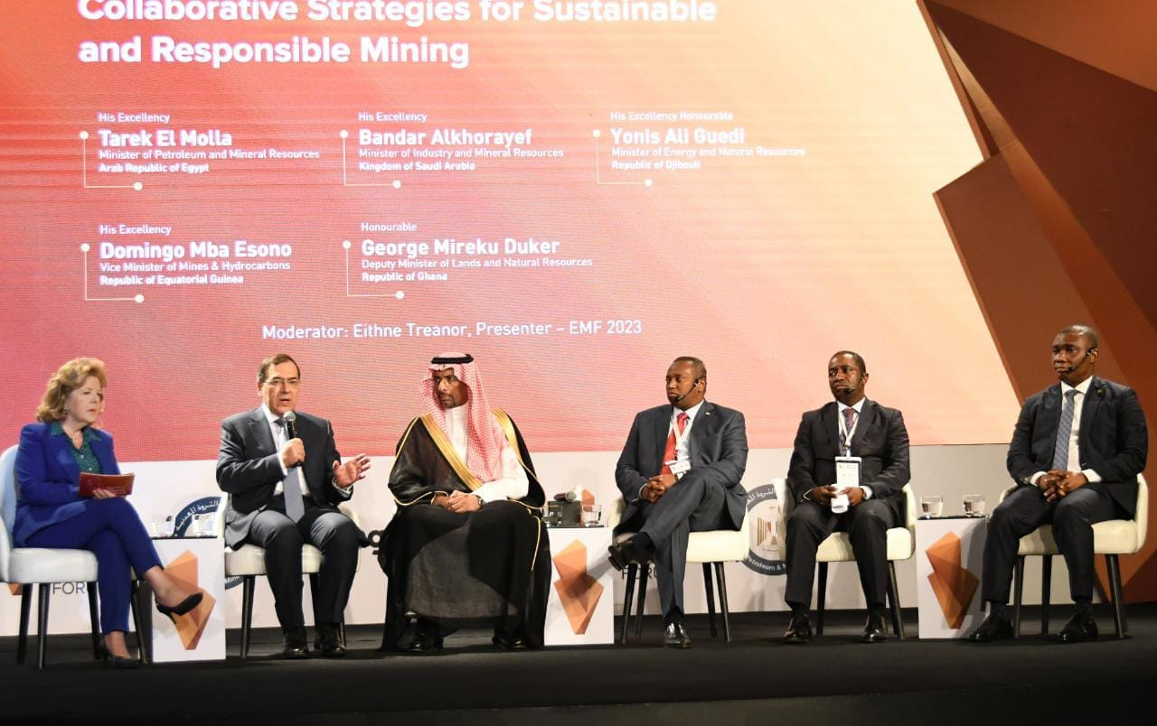 وزير البترول مع وزير الصناعة والثروة المعدنية السعودي