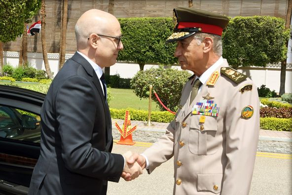 وزير الدفاع ونظيره الصربي