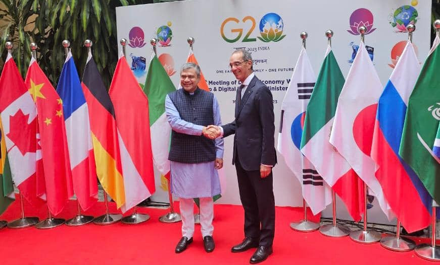 وزير الاتصالات