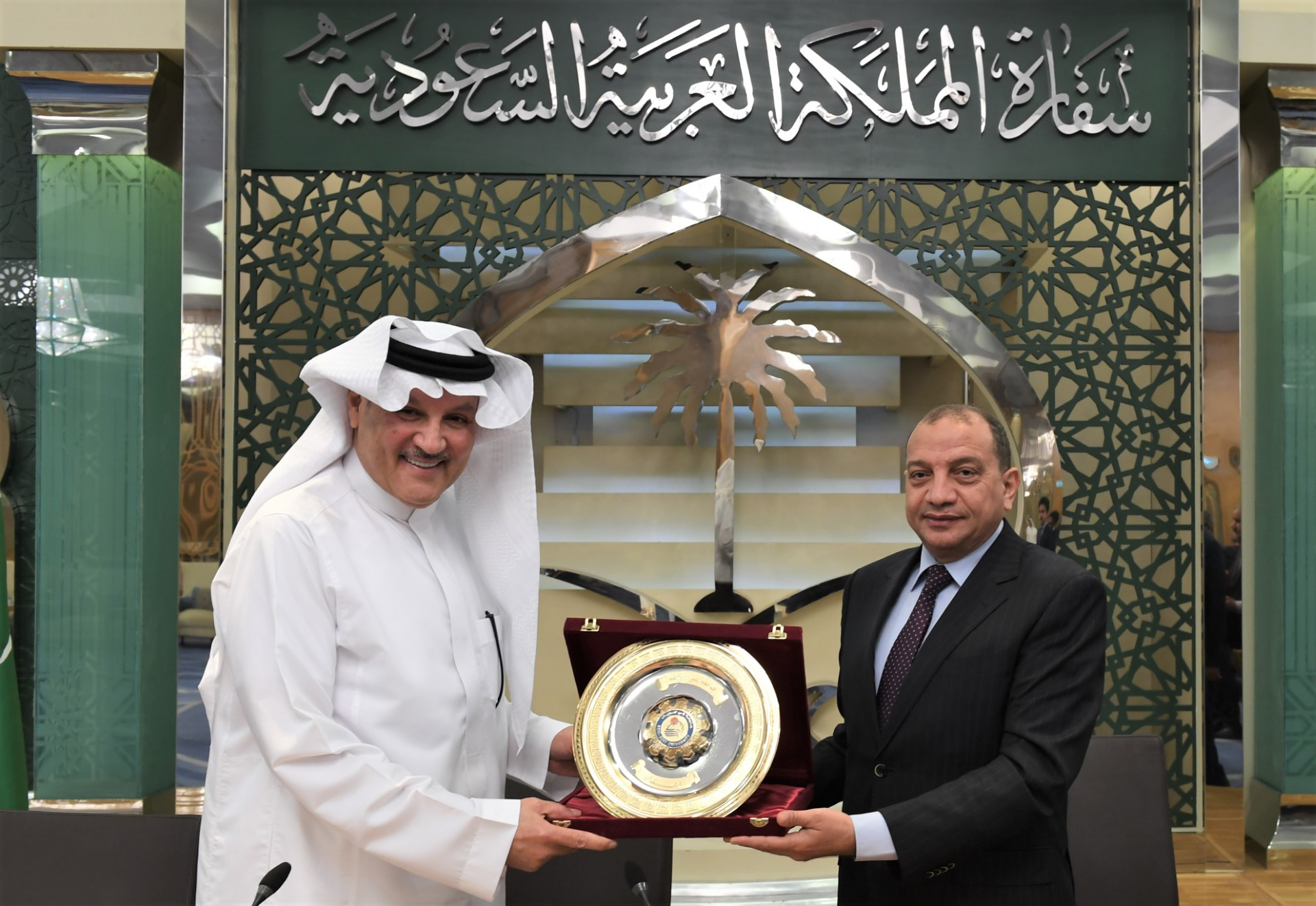 السفير