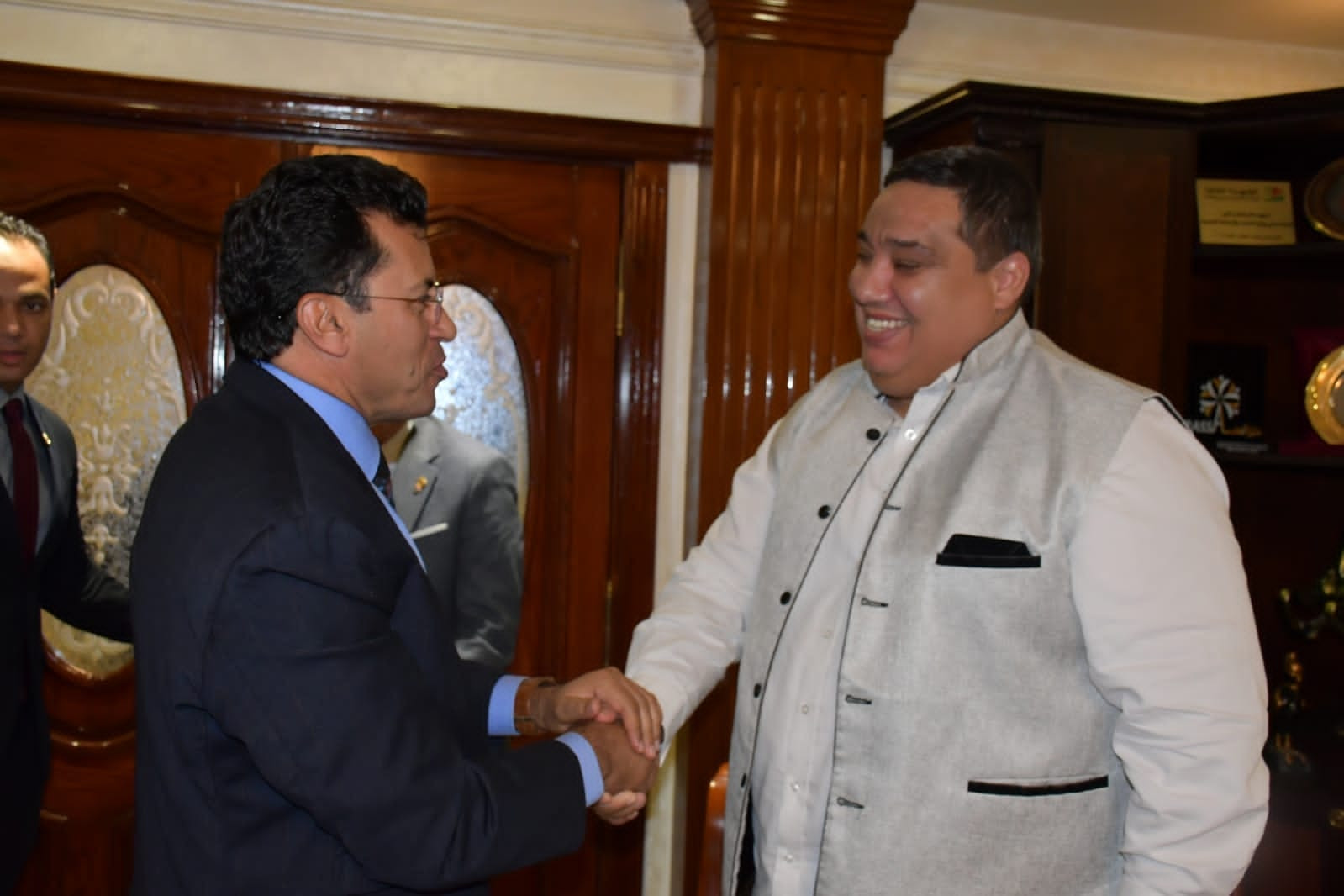 وزير الشباب والرياضة يلتقي رئيس الاتحاد الأفريقي للمصارعة