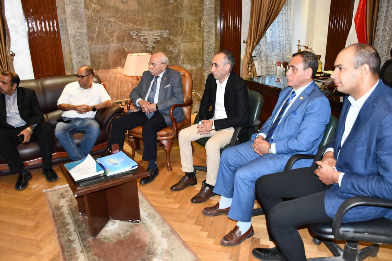 وزير الشباب والرياضة يلتقي رئيس الاتحاد الأفريقي للمصارعة