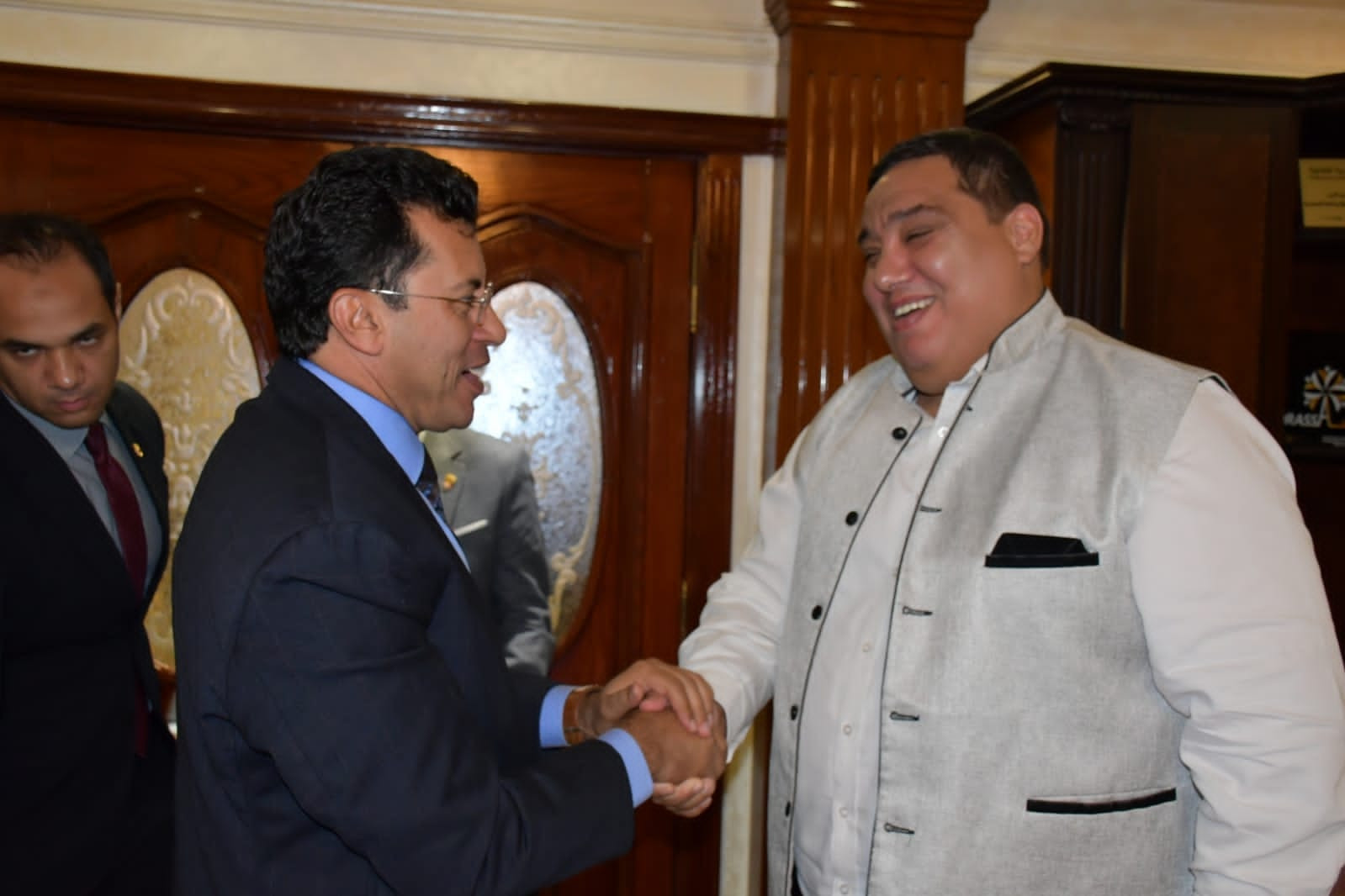 وزير الشباب والرياضة يلتقي رئيس الاتحاد الأفريقي للمصارعة