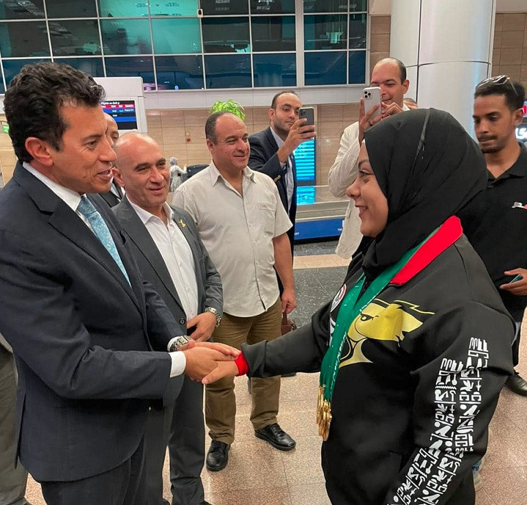 وزير الرياضة يستقبل بعثة المنتخب المصري لرفع الأثقال
