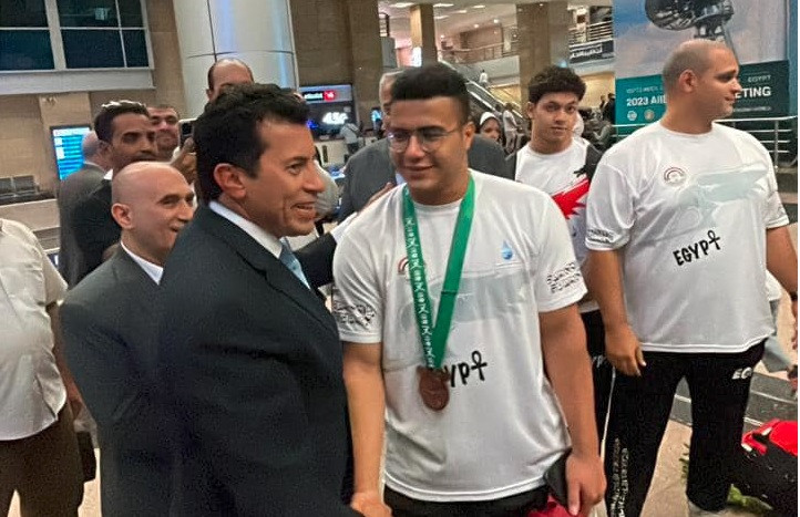 وزير الرياضة يستقبل بعثة المنتخب المصري لرفع الأثقال