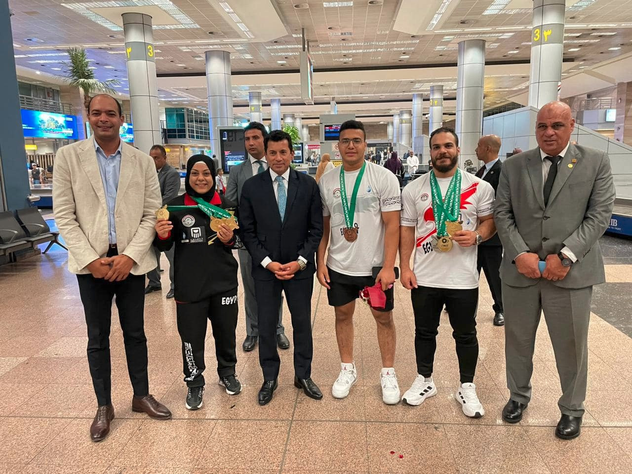 وزير الرياضة يستقبل بعثة المنتخب المصري لرفع الأثقال