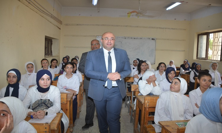 محافظ بني سويف يطمئن على انتظام العملية الدراسية