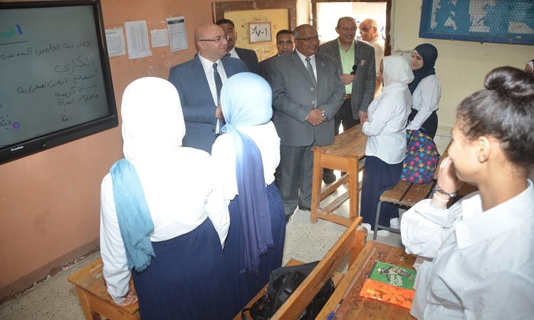 محافظ بني سويف يطمئن على انتظام العملية الدراسية