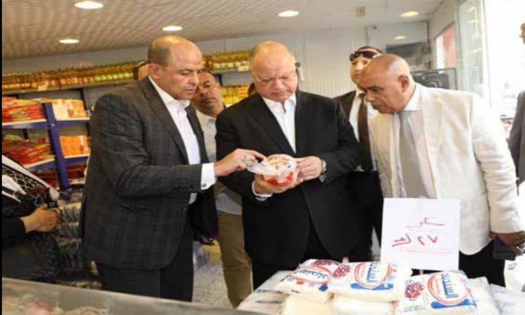 بالصور..محافظ القاهرة يتابع التزام التجار بتخفيض أسعار السلع الأساسية