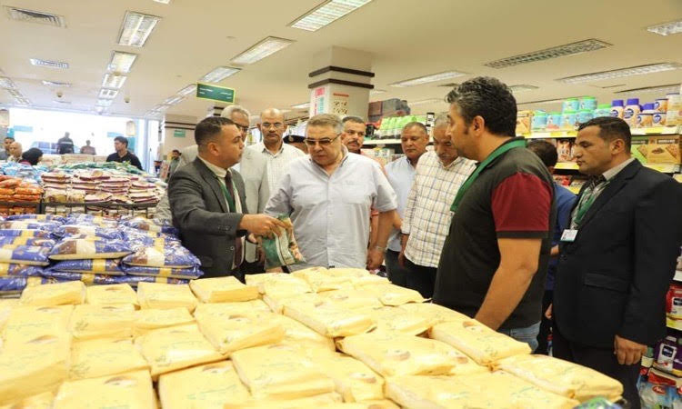 محافظ البحر الأحمر يشدد على الالتزام بالأسعار المعلنة ويحذر من التلاعب