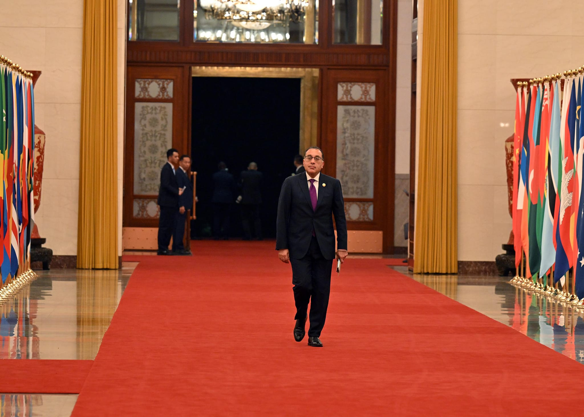 رئيس الوزراء يحضر مأدبة عشاء بالصين