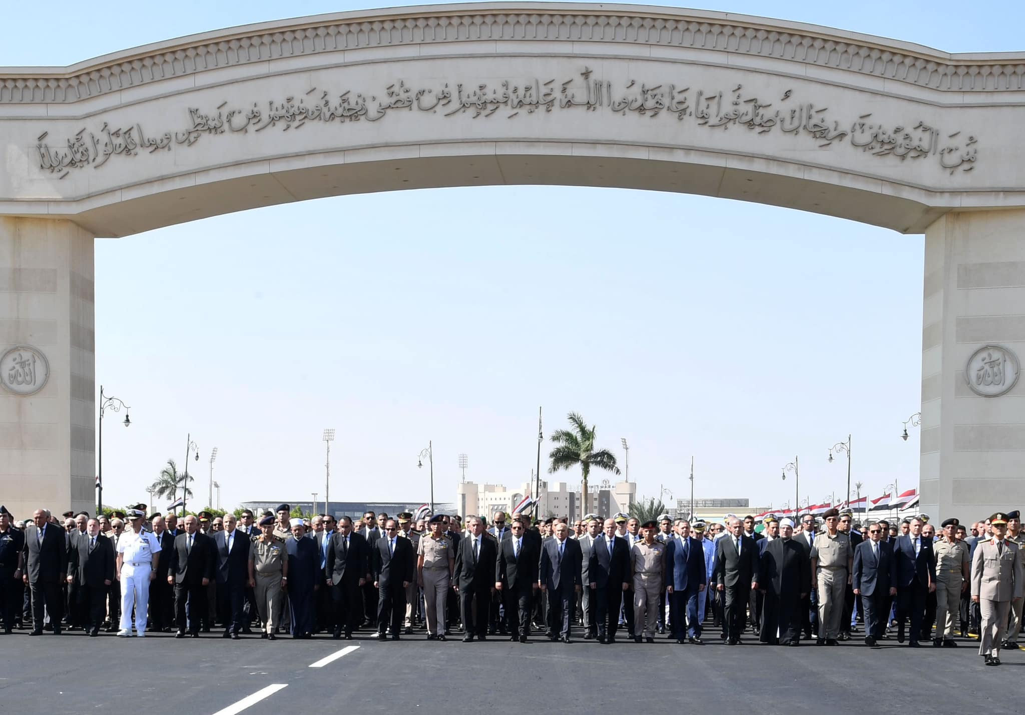 السيسي يتقدم جنازة عسكرية