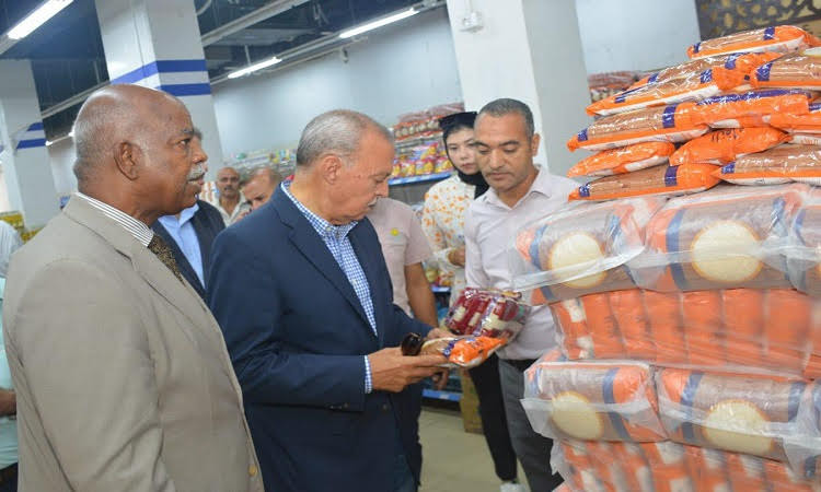 محافظ القليوبية يتفقد المنافذ والأسواق والسلاسل الغذائية بشبرا
