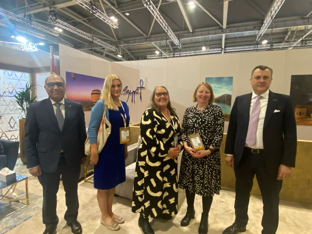 عيسى يلتقي ومنظمى الرحلات وشركات الطيران البريطانية والدولية