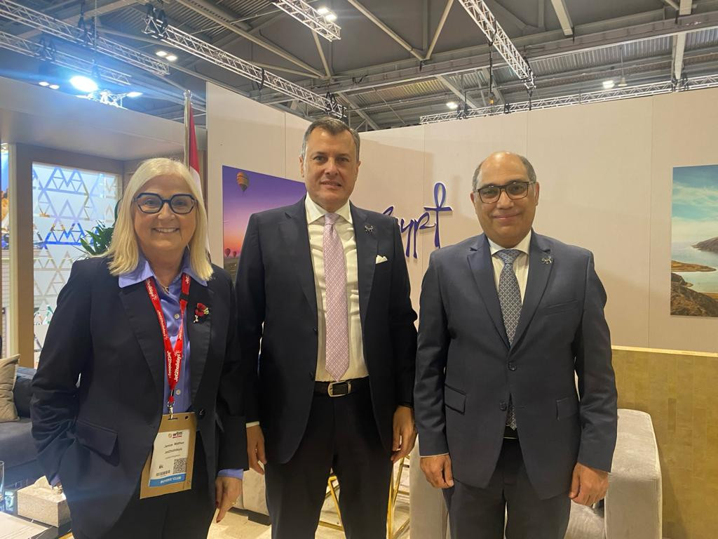 عيسى يلتقي ومنظمى الرحلات وشركات الطيران البريطانية والدولية