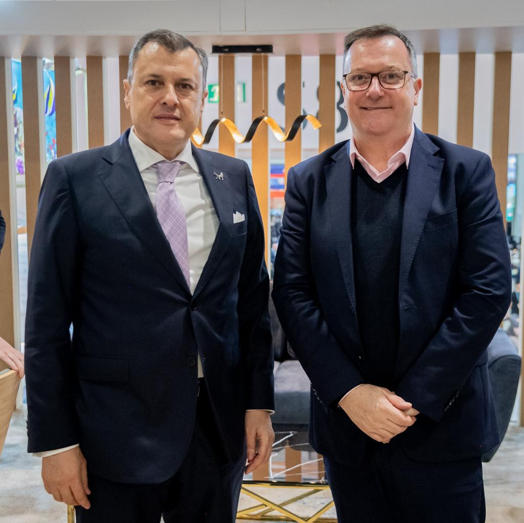 عيسى يلتقي ومنظمى الرحلات وشركات الطيران البريطانية والدولية